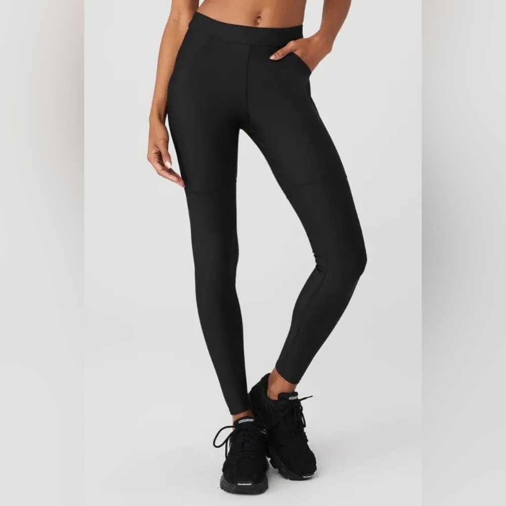LIKE NEW Alo black xs leggings with pockets.